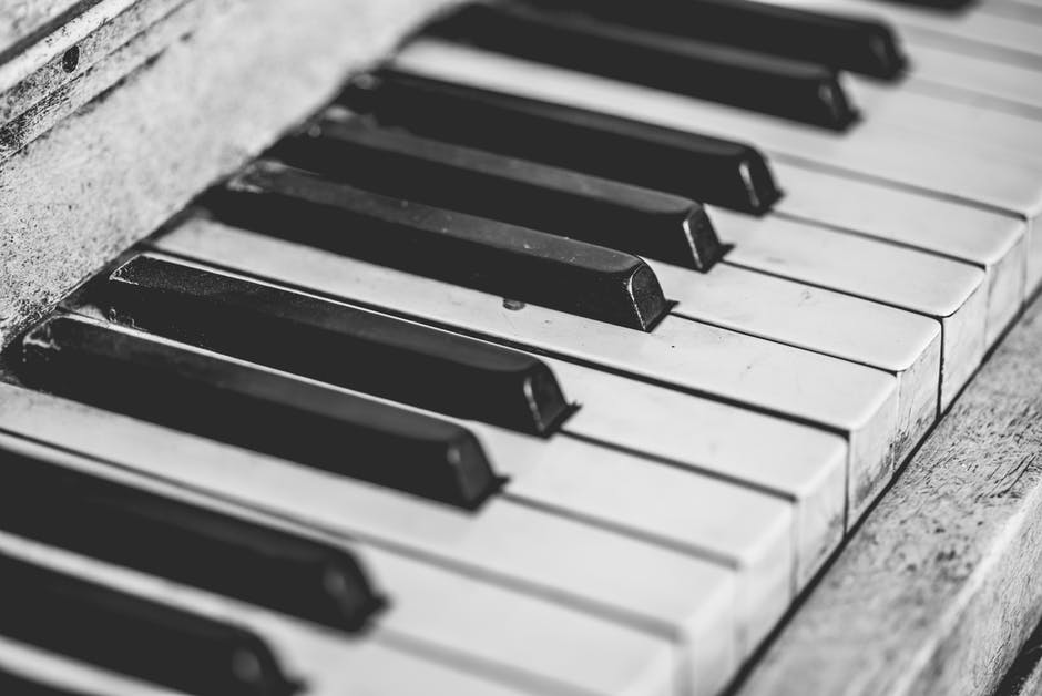 piano illustrating financial website targeting multiple keywords