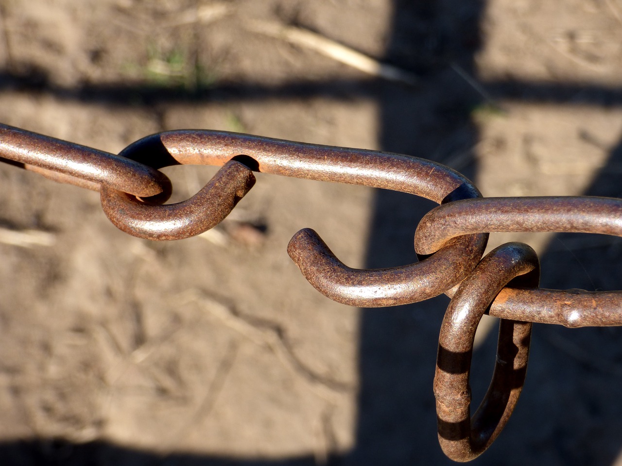 Rusty chain shows financial marketing backlinks metaphor