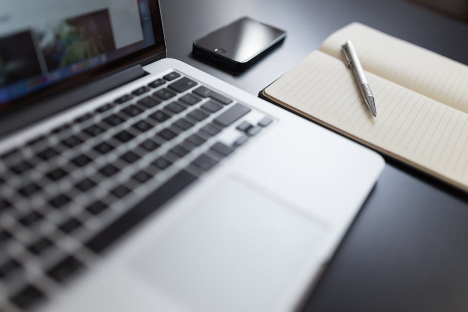 Picture of a laptop; illustrating financial newsletters versus blog posts