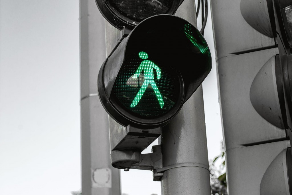 Green light at traffic lights, illustrating automation on financial websites